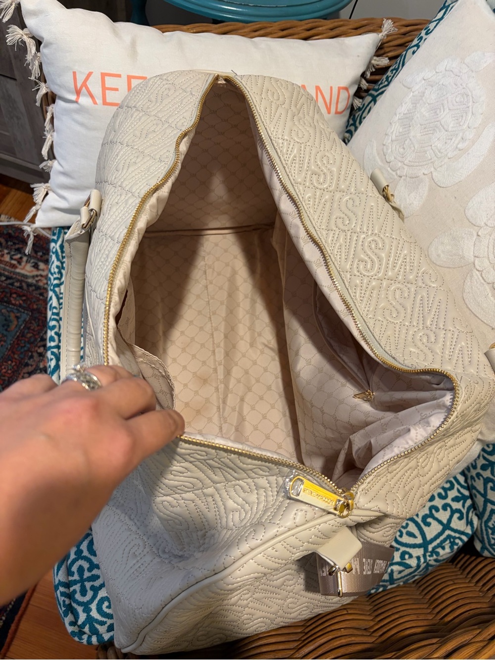 Steve Madden Cream Quilted Luggage Tag Weekender - Picture 4 of 12